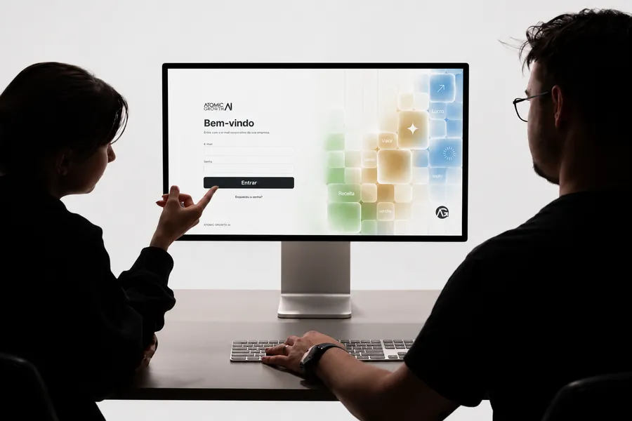 Tela da plataforma Atomic Growth AI exibida em um monitor